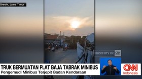 VIDEO: Truk Bermuatan Baja Tabrak Minibus di Jalur Pantura.