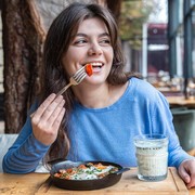 Punya Selera Makan yang Unik, 4 Zodiak Ini Suka Mencoba Makanan yang Aneh-Aneh