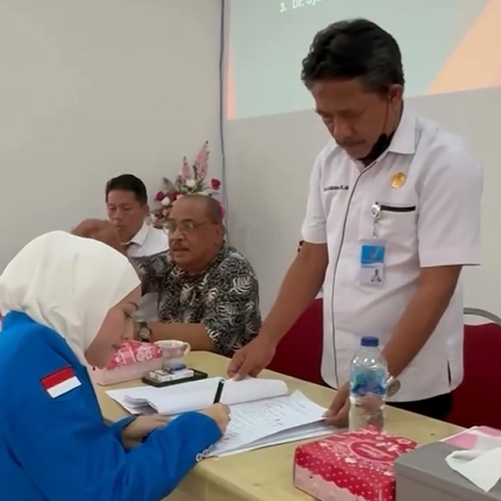 <p>Dalam konten berisi cuplikan video dan foto tersebut, istri Pasha Ungu ini terlihat berada di dalam satu ruang sidang skripsi, menandatangi berkas, hingga dinyatakan lulus sebagai seorang sarjana. (Foto: Instagram @adeliapasha)<br /><br /><br /></p>