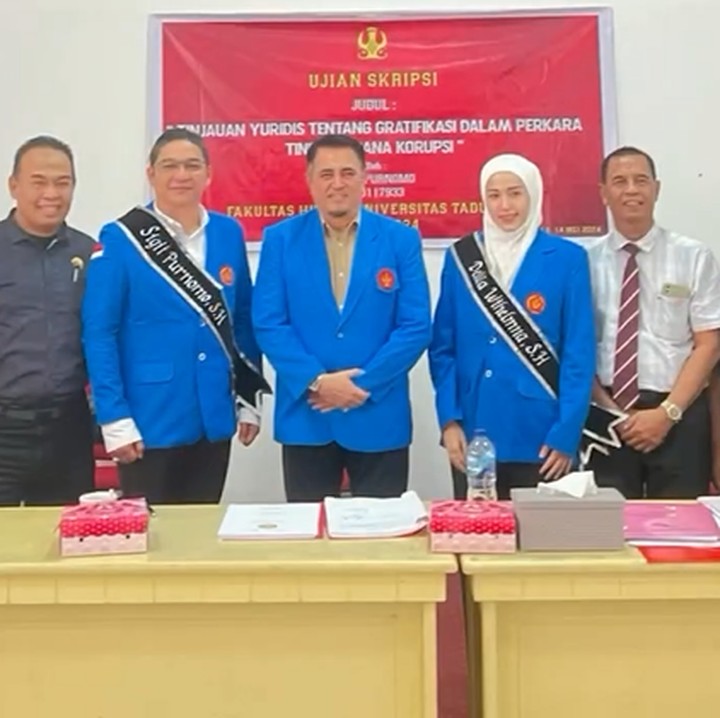 <p>Adelia berhasil menyelesaikan pendidikan dengan predikat memuaskan dan IPK 3,45. "Alhamdulillah setelah penantian panjang akhirnya bisa selesai juga kuliahnya," tuturnya di kolom caption melalui akun @adeliapasha. (Foto: Instagram @adeliapasha)<br /><br /><br /></p>