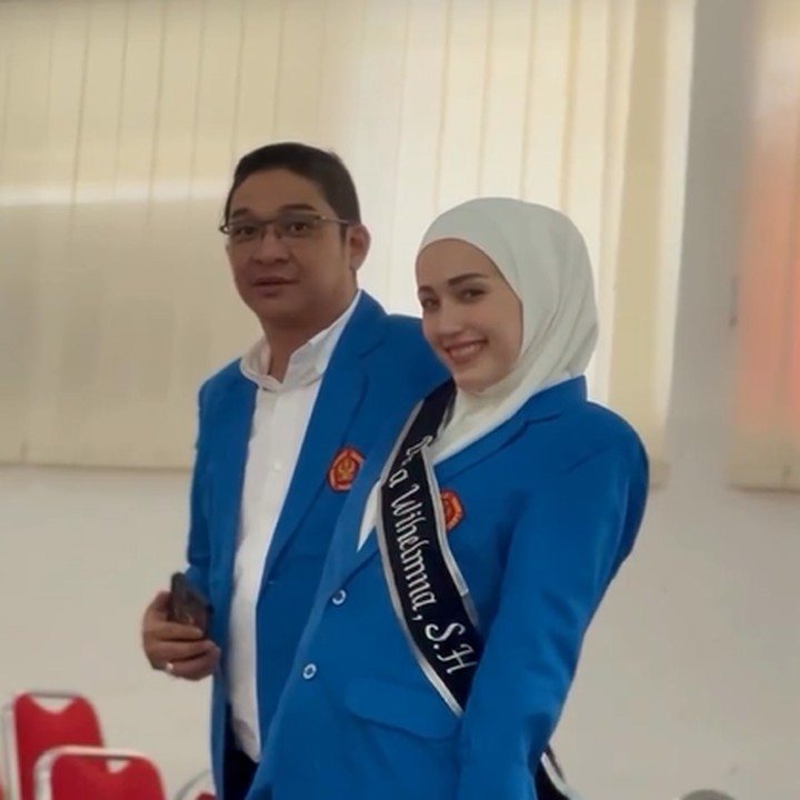 <p>Tak sampai di sana, Adelia juga mengucapkan terima kasih pada sang suami yang selama ini selalu memberikan dukungan. Keduanya ternyata menempuh pendidikan dan lulus di waktu yang sama, lho. "Terimakasih suamiku udah memotivasi istrinya untuk terus sekolah. Kuliah sama2 beresnya sama2," katanya.(Foto: Instagram @adeliapasha)<br /><br /><br /></p>