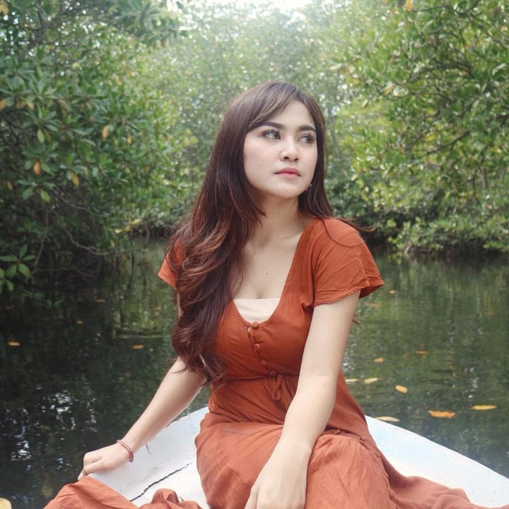 <p>Apabila Bunda suka mengenakan dress, cobalah dress berwarna cokelat bronze ala Mahalini ini. Drop waist dress akan menampilkan kesan anggun bagi siapa pun yang mengenakannya, lho. (Foto: Instagram @mahaliniraharja)</p>