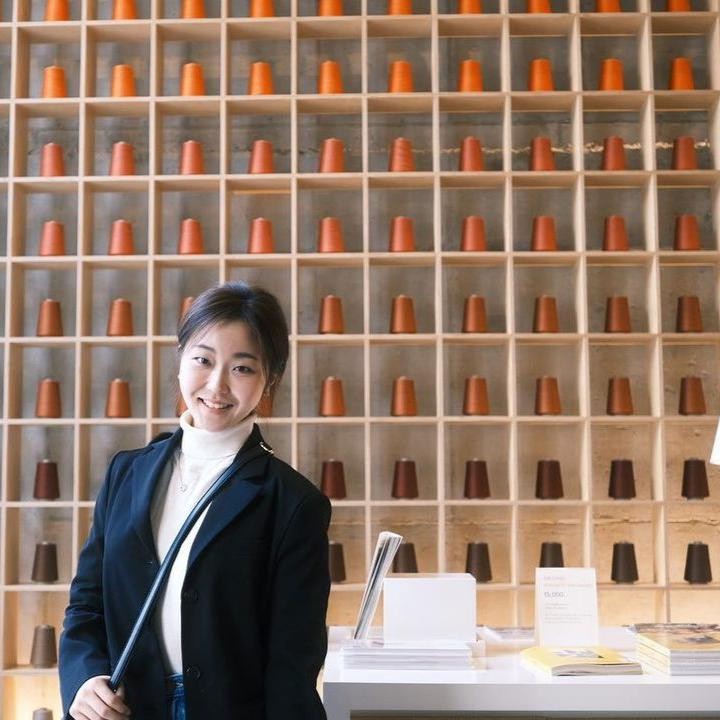 <p>Berbeda dengan gayanya di <em>Lovely Runner</em> sebagai Hyun Joo, Seo Hye Won aslinya merupakan orang yang stylish, ia kerap membagikan potret OOTD-nya di Instagram. (Foto: Instagram @s_wisdom_1)</p>