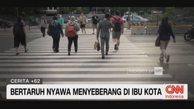 VIDEO: Bertaruh Nyawa Menyeberang di Jakarta