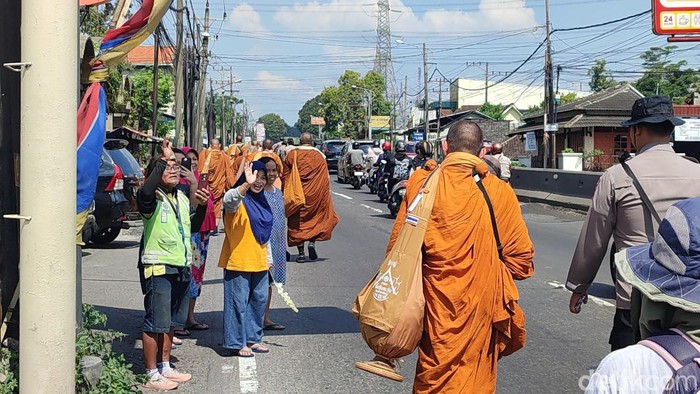 Para biksu thudong memulai berjalan kaki dari Semarang menuju Candi Borobudur, Magelang, Kamis (16/5/2024).