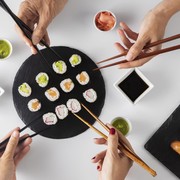 10 Larangan Saat Makan Pakai Sumpit di Jepang, Ternyata Nggak Bisa Sembarangan!