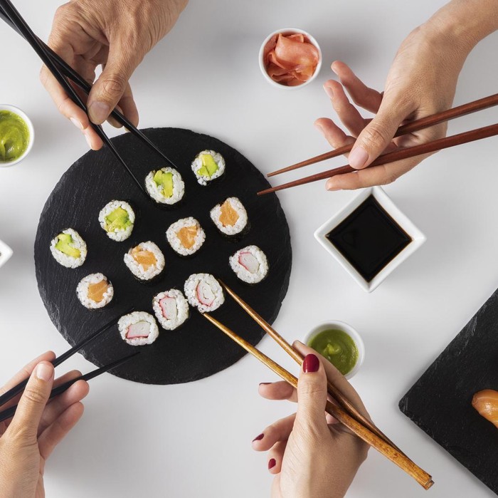 Daftar larangan saat makan menggunakan sumpit di Jepang/ Foto: Freepik.com/freepik