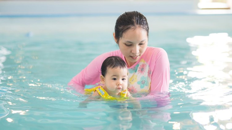 Ilustrasi Manfaat Bayi Belajar Berenang