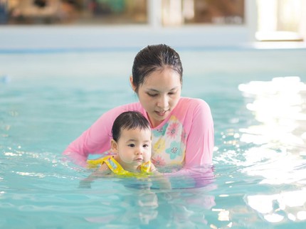 5 Manfaat Bayi Belajar Renang Seperti Azura Anak Kedua Aurel & Atta Halilintar
