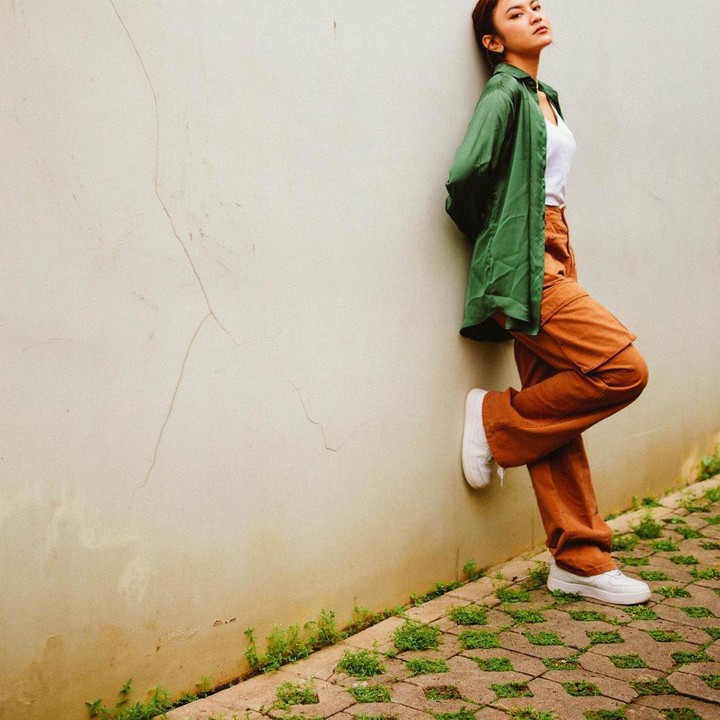 <p>Jika Bunda ingin berpakaian simple tetapi tetap modis, coba ikuti gaya berpakaian Mahalini satu ini. Kemeja hijau yang melapisi inner putih, berpadu dengan cargo pants coklat akan membuat tampilan Bubun terlihat stylish. (Foto: Instagram @mahaliniraharja)</p>