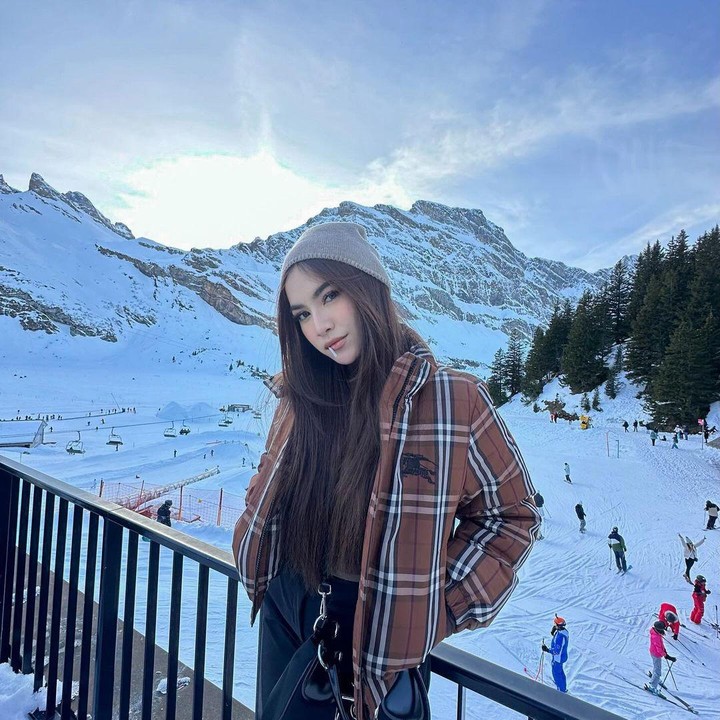 <p>Kalau suka datang ke tempat wisata dingin seperti puncak, jangan lupa untuk kenakan jaket. Nah, untuk terlihat modis, cobalah gaya berpakaian Mahalini ini. Padukan jaket dengan beanie hat yang penuh gaya. (Foto: Instagram @mahaliniraharja)</p>