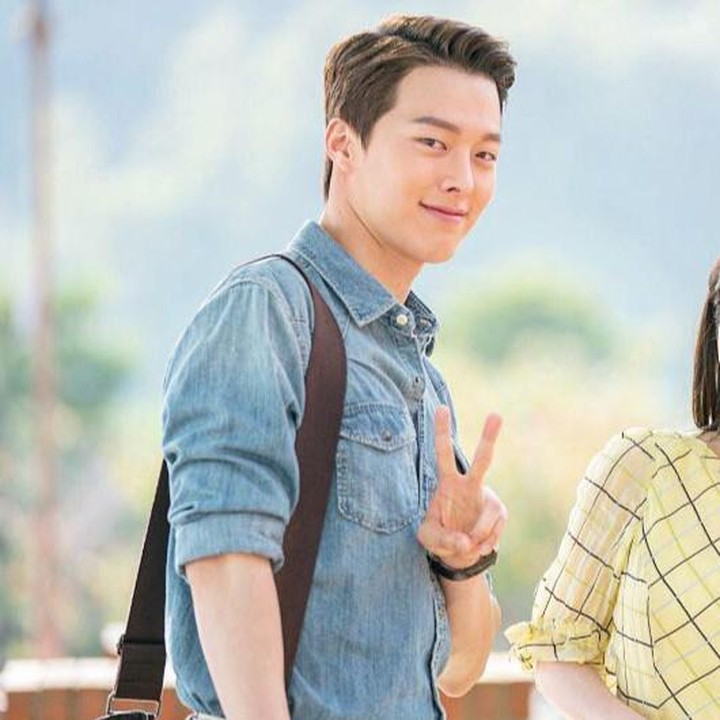 <p>Kemudian di tahun 2017, Jang Ki Yong semakin dikenal namanya oleh penggemar berkat penampilannya di drakor <em>Go Back Couple</em> bersama Jang Na Ra. Ia memerankan sosok kakak tingkat ganteng dan populer di kampus. (Foto: Instagram @juanxkui)</p>