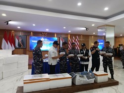 Diapresiasi KKP, Ini Kronologi TNI AL Gagalkan Penyelundupan 52 Boks BBL