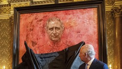 img-title Ekspresi Raja Charles III Saat Resmikan Lukisan Dirinya Disorot