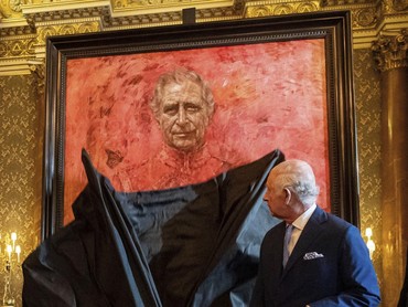 Ekspresi Raja Charles III Saat Resmikan Lukisan Dirinya Disorot