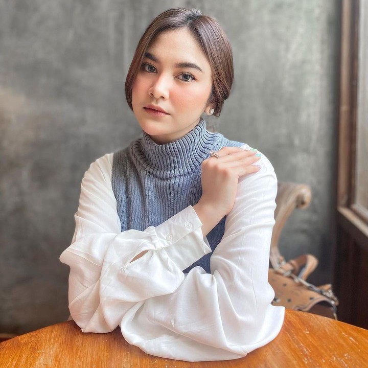 <p>Masih dengan knitwear, di potret kali ini Mahalini tampil dalam balutan blouse putih berlapis knitwear abu-abu. Outfit earth tone satu ini mudah untuk Bunda kenakan di kala menghabiskan waktu dengan teman-teman. (Foto: Instagram @mahaliniraharja)</p>