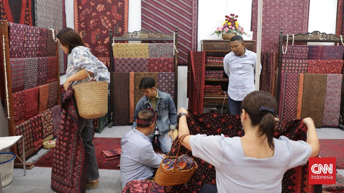FOTO: Pesona Elok Kain Tradisional di Pameran Adi Wastra Nusantara