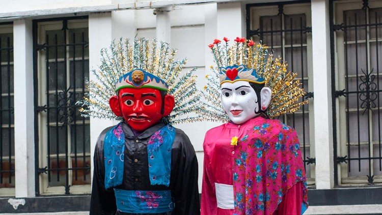 Ondel-ondel Ondel-ondel is a form of folk performance using large puppets. It originated from Betawi, Indonesia and is often performed in festivals. The word ondel-ondel refers to both the performance and the puppet.