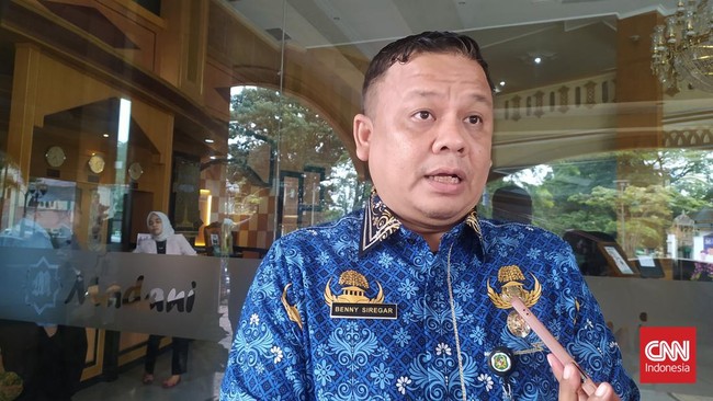 Paman Bobby Nasution, Benny Sinomba Siregar, melalui perwakilannya mengambil formulir pendaftaran bakal calon Wali Kota Medan 2024 lewat PDIP.