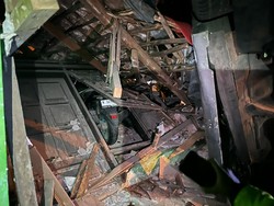 Pemandu Lagu di Batu Tewas Usai Mobil yang Dikendarai Terbang Tabrak Rumah