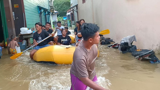 Penjabat Gubernur Kalimantan Timur Akmal Malik mengatakan listrik belum menyala setelah banjir melanda Mahakam Ulu pekan ini. Ribuan orang hidup tanpa listrik.
