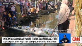 VIDEO: Pengantar Calon Haji Panjat Tembok dan Seberangi Parit.