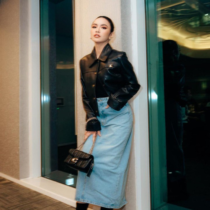 <p>Penyanyi kelahiran tahun 2000 ini kerap mengenakan rok jeans yang dipadukan jaket hitam berbahan kulit seperti di potret ini. Paduan tersebut memberikan tampilan chic yang menawan. Outfit ini mudah untuk diikuti, Bun. (Foto: Instagram @mahaliniraharja)</p>