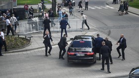 FOTO: Horor Penembakan PM Slovakia Robert Fico di Tengah Kerumunan
