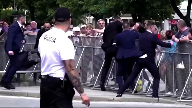 Perdana Menteri Slovakia Robert Fico ditembak oleh seorang pria tak dikenal usai menghadiri sidang kabinet pada Rabu (15/5).