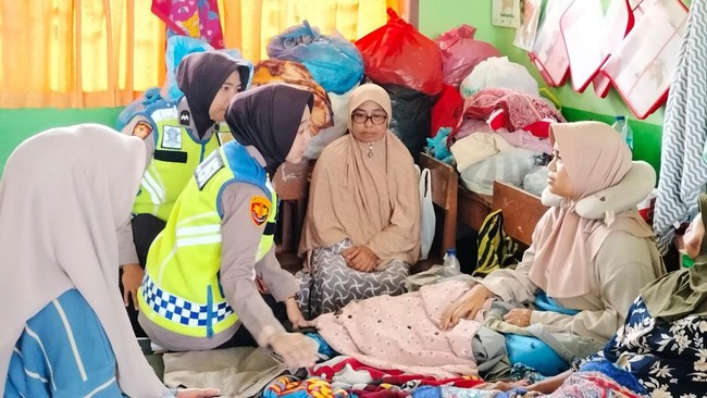 Asisten Kapolri Bidang SDM Irjen Dedi Prasetyo menyebut pengiriman personel khusus itu dilakukan untuk membantu pemulihan psikologis para korban banjir.