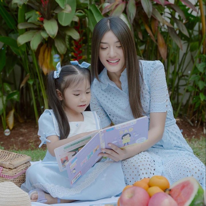 <p>Anissa Aziza mengungkapkan bahwa anak pertamanya, Alinea atau yang akrab disapa Alea, sudah rutin dibacakan buku sejak usia 3 bulan. Buku-buku yang dibacakan pun sangat beragam seperti <em>softbook</em>, <em>busy book, hardbook, noisy book</em>, dan masih banyak lagi. (Foto: Instagram: @anissaaziza)</p>
