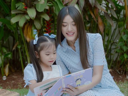 5 Bunda Seleb yang Membiasakan Baca Buku ke Anak Sejak Bayi