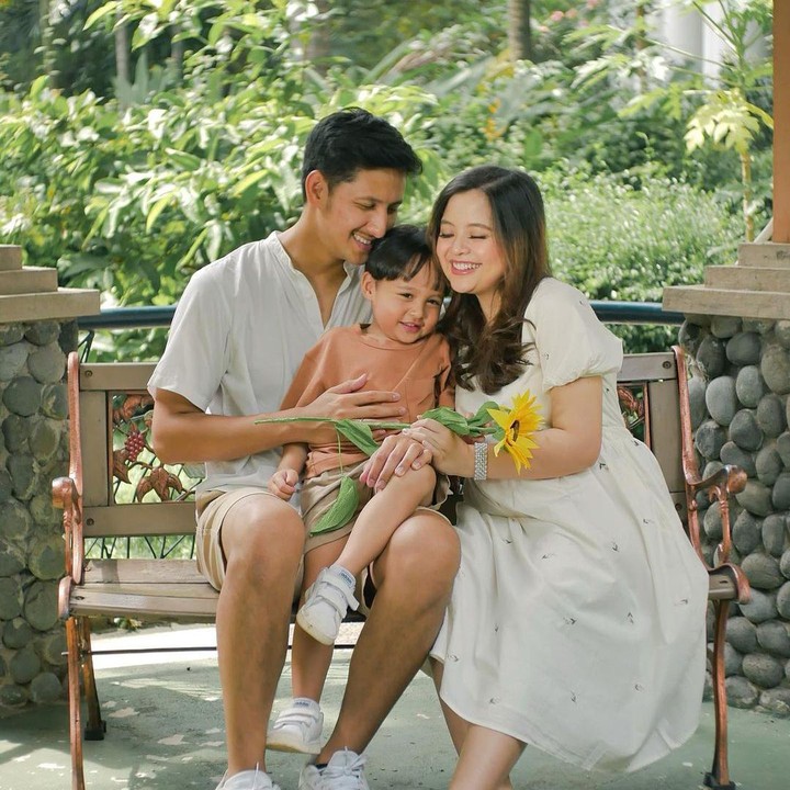 <p>Tasya Kamila gemar membacakan sang putra, Arrasya, buku cerita sejak usia 2 bulan. Menurut Tasya, kegiatan ini bisa meningkatkan kemampuan berkomunikasi Arrasya, lho. "<em>Story time</em> sebelum bobo sudah jadi rutinitas favorit <em>@arrasya_bachtiar.</em> Selain bisa <em>bonding</em> sama Mama/Papa, baca buku bareng juga bermanfaat buat kemampuan komunikasi Arr, jadi makin banyak kosakatanya dan tentunya ini bagian dari perjalanan <em>#belajArrbaca</em>," ungkap tasya melihat dari akun Instagram-nya. (Foto: Instagram: @tasyakamila)</p>