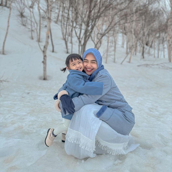 <p>Sejak bayi, Moana anak Ria Ricis sudah diajari berbagai macam hal, Bunda. Tidak hanya berenang, Ria Ricis juga telah mengajari Moana membaca, lho. "Moana saja sudah aku ajarin baca. Beneran ini (buku untuk) nol bulan. Jadi aku gurunya Moana. Aku sudah ngajarin dia nyelam di<em> bath up</em>," katanya mengutip dari kanal <em>YouTube Nathalie Holscher</em>. (Foto: Instagram: @riaricis1795)</p>