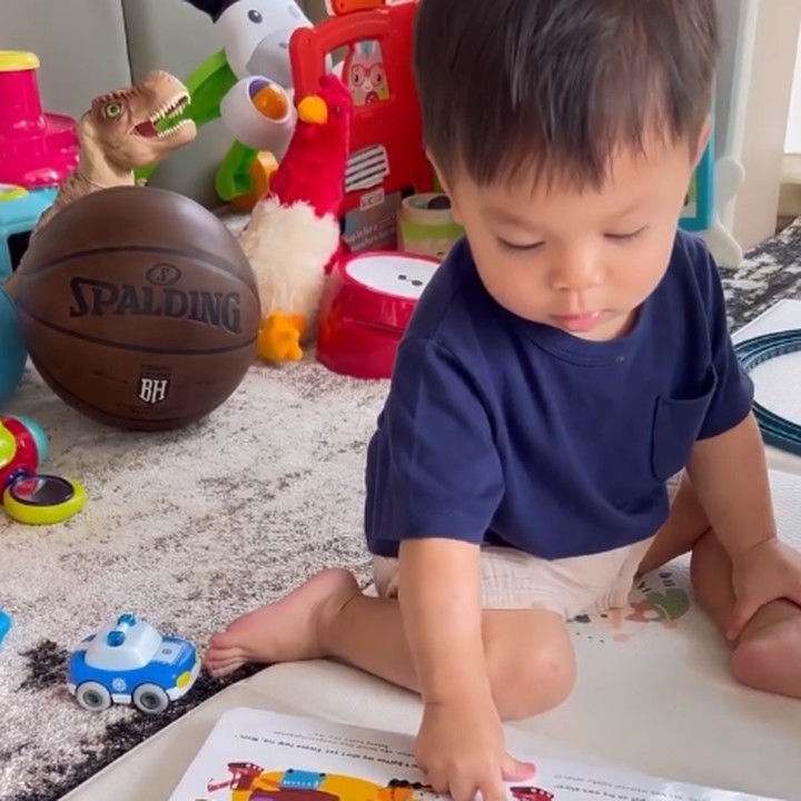 <p>Sejak sang anak, Issa Xander, masih bayi, Nikita Willy sudah terbiasa membacakannya buku cerita. Hal ini dilakukan menjelang tidur dan disarankan langsung oleh <em>sleep trainer</em> Issa. "Aku (yang bacain buku). Disuruh sama <em>sleep trainer</em>-nya gitu. Jadi nanti pas udah gede, dia tahu kalau sudah baca buku, itu waktunya tidur. Walaupun dia enggak ngerti (bacaan bukunya)," kata Nikita dikutip kanal <em>YouTube AH</em>. (Foto: Instagram: @nikitawillyofficial94)</p>