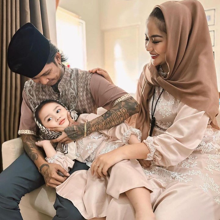 <p>Eriska melahirkan anak pertamanya yang berjenis kelamin perempuan pada 22 Desember 2019. Si Kecil pun memiliki nama yang penuh makna yakni Zaenab Alexander. (Foto: Instagram: @young_lex18)</p>