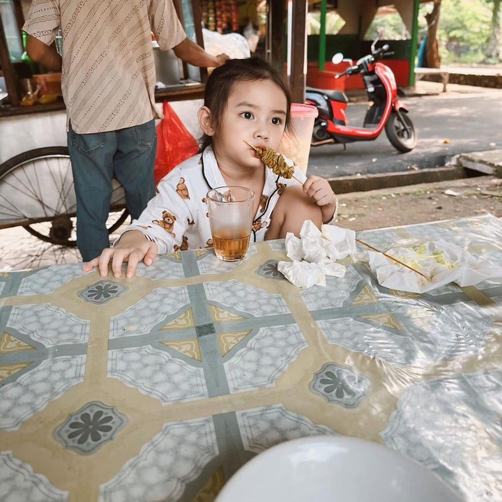 <p>Pada usia 1 tahun, gadis kecil yang akrab disapa Zz ini didiagnosis mengalami kondisi ASD atau Autism Spectrum Disorder. Hal ini diungkapkan langsung oleh sang Bunda. (Foto: Instagram: @young_lex18)</p>
