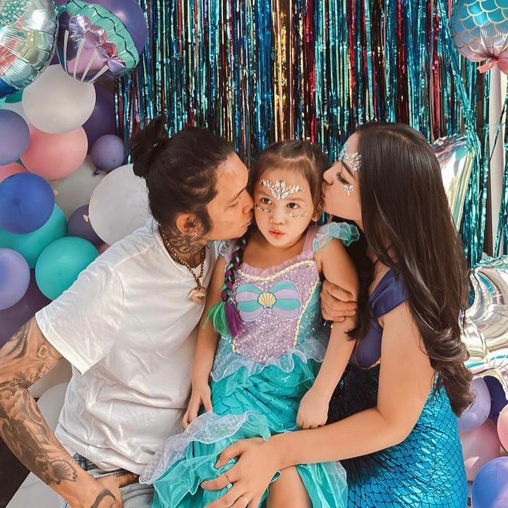 <p>Meski didiagnosis autisme, Zaenab tetap tumbuh sebagai anak yang cantik dan ceria. Bahkan tidak sedikit netizen yang dibuat gemas dengan tingkah lakunya. (Foto: Instagram: @young_lex18)</p>