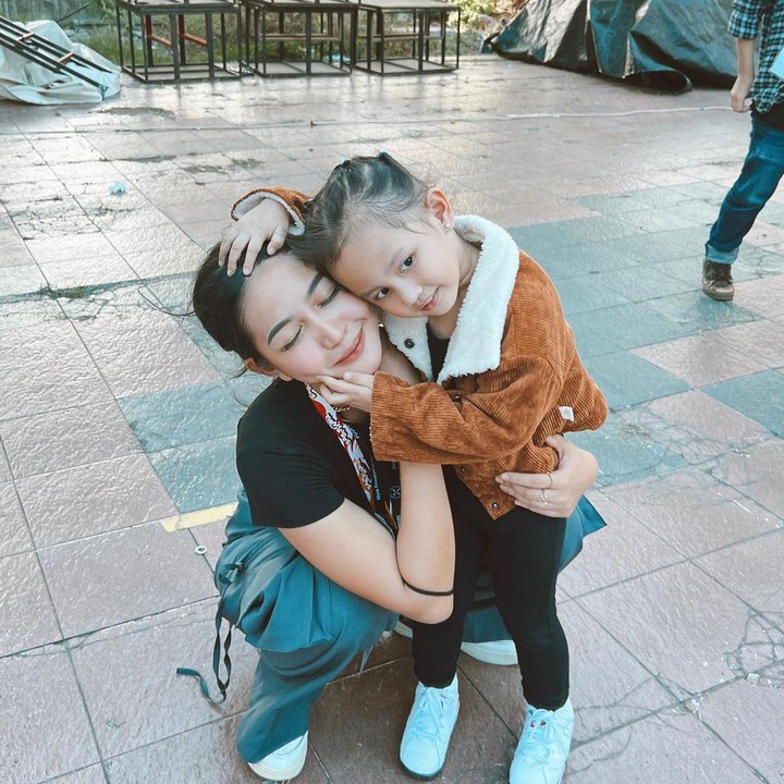 <p>"(Usia) Satu tahun 8 bulan. Awalnya kan memang aku sedih banget, ya pas tahu anak aku autis. Tapi pas dokter bilang 'Kamu tuh jangan sedih' karena kan kalau anak autis itu, dia anaknya pintar banget, tapi itu harus diasah. Jadi kayak misalnya diterapi, gitu-gitu," kata Eriska kala menjadi bintang tamu di<em> I-Talk</em>, dikutip kanal <em>YouTube Insertlive</em>, beberapa waktu lalu. (Foto: Instagram: @young_lex18)</p>