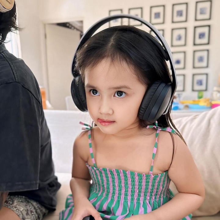 <p>"<em>MasyaAllah</em> Zz sayang cantik banget," kata seorang netzien dengan emotikon hati dan kecupan. "Emang boleh ya secantik ini?" tutur netizen lainnya. (Foto: Instagram: @young_lex18)</p>