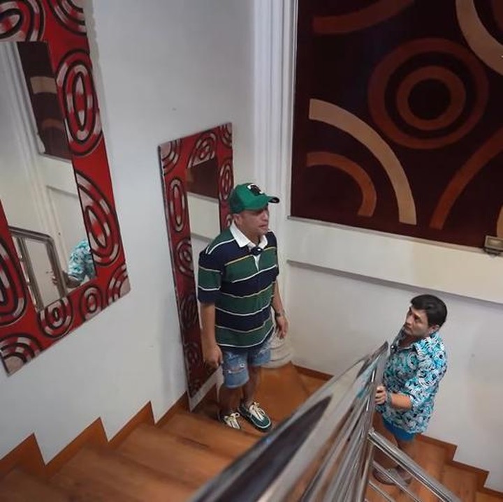 <p>Rumah dua lantai ini memiliki tangga memutar menggunakan kayu. Untuk temboknya dihiasi cermin juga terdapat lampun gantung dari plafon yang mengisi sisi luar tangga. Bagaimana menurut pendapat Bunda? (Foto: YouTube deHakims Story)</p>