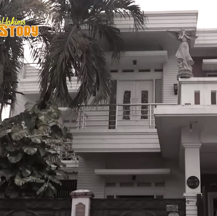 <p>Presenter Jeremy Teti memiliki rumah yang berdiri di Tangerang, Bunda. Diketahui, hunian tersebut sudah ia tempati selama 26 tahun.(Foto: YouTube deHakims Story)<br /><br /><br /></p>