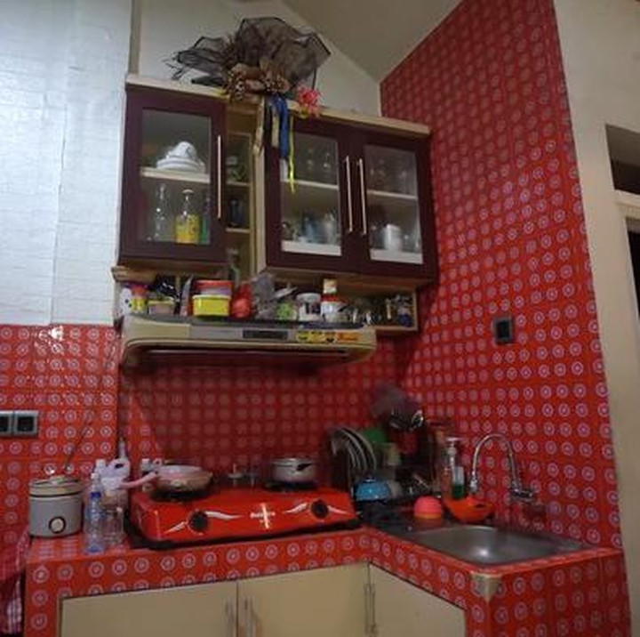 <p>Berikut ini potret dapur di rumah Jeremy Teti. Ruangan tersebut bernuansa merah dari tembok, countertop, kompor, hingga kulkas, Bunda. Di sana juga dilengkapi alat masak lain seperti cooker hood dan kabinet overhead di atas kompor.(Foto: YouTube deHakims Story)<br /><br /><br /></p>