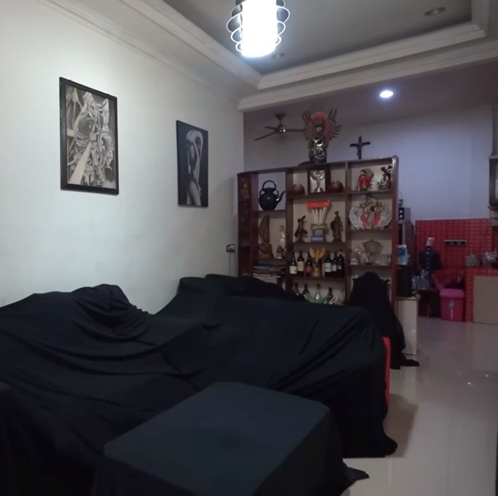 <p>Kesiapan Jeremy menjual rumah tersebut juga tak main-main. Saat hunian tersebut dikunjungi Irfan Hakim, perabotan di ruang tamunya sudah ditutupi kain hitam. "Biar enggak debu, biar enggak ribet. (Pindah) tinggal bawa uang saja, kan?" tuturnya. (Foto: YouTube deHakims Story)<br /><br /><br /></p>