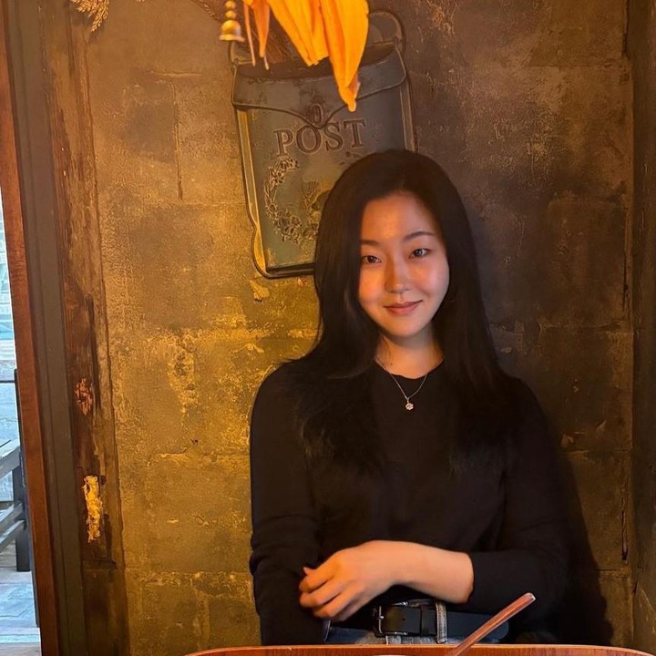 <p>Seo Hye Won adalah aktris kelahiran 22 November 1993 di Korea Selatan, Bunda. Berkat perannya di drama Korea <em>Lovely Runner</em>, ia kini semakin dicintai penggemar. (Foto: Instagram @s_wisdom_1)</p>
