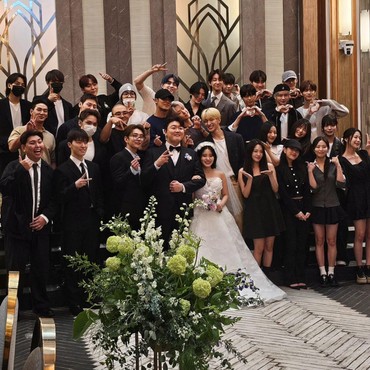 Potret Member SEVENTEEN Kondangan ke Pernikahan Staf Pledis Entertainment