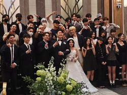 Potret Member SEVENTEEN Kondangan ke Pernikahan Staf Pledis Entertainment