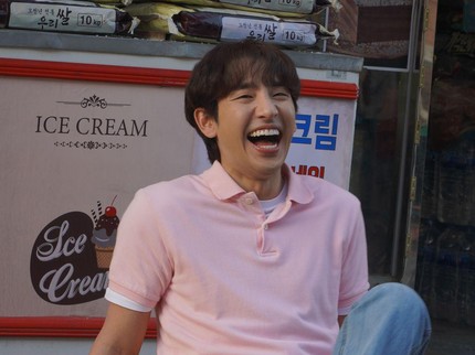 5 Potret Song Ji Ho, Kakak Im Sol 'Lovely Runner' yang Pernah Liburan ke Gunung Batur Bali