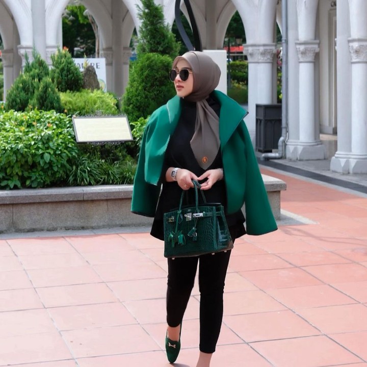 <p>Ciri khas Syahrini dari sebelum melahirkan memang dikenal selalu fashionable. Kemewahan selalu melekat pada perempuan asli Bogor ini. Mulai dari pakaian sampai barang-barang yang dikenakan seperti tas, sepatu sampai asesoris pendukung penampilannya. Beginilah penampilan mewah Syahrini saat jalan-jalan.  Foto: Instagram/@princessyahrini</p>
