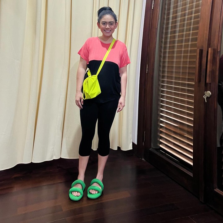 <p>Pada akhir tahun lalu, Thalita juga pernah membagikan potret perubahan fisiknya usai menjalani diet. Setelah berbulan-bulan, Thalita tetap bisa mempertahankan bentuk tubuhnya yang terlihat makin langsing. (Foto: Instagram @thalitalatief)</p>
